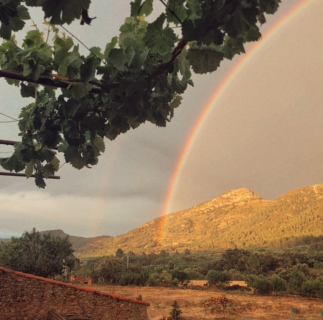 Sierra Esparraguera con arcoíris cerca de La Llar del Maestrat