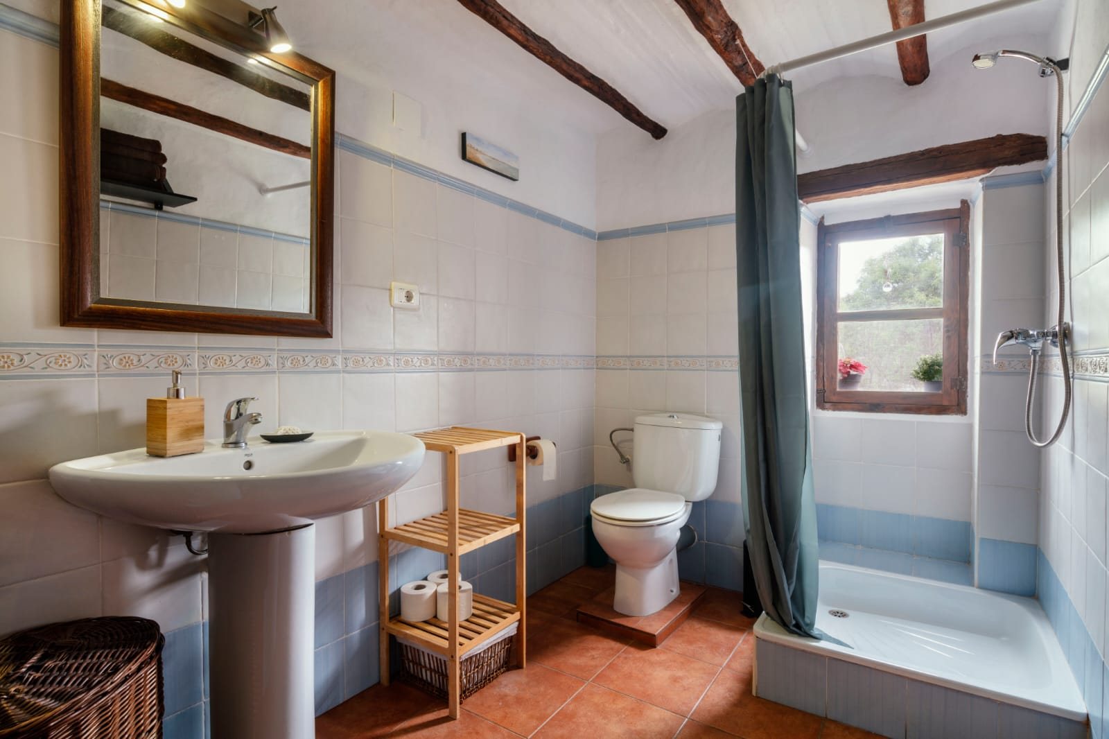 Baño primer piso de La Llar del Maestrat